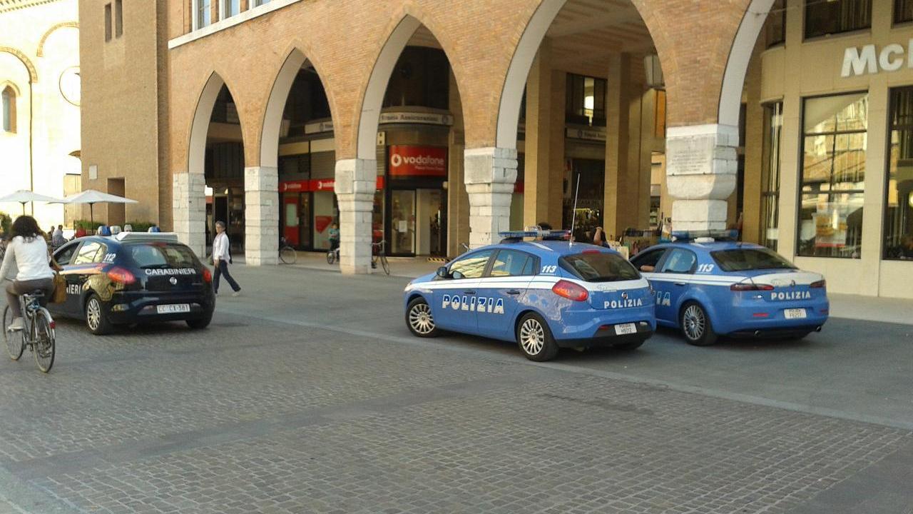 Polizia e carabinieri in piazza Trento Trieste