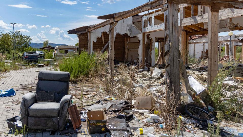 Giù le carcasse dal Poderaccio, ecco un parco nel campo nomadi 