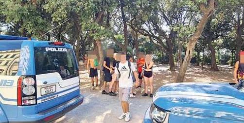 Litigio fra ragazzi allo Scoglio della Regina: arriva la polizia e ne porta via tre