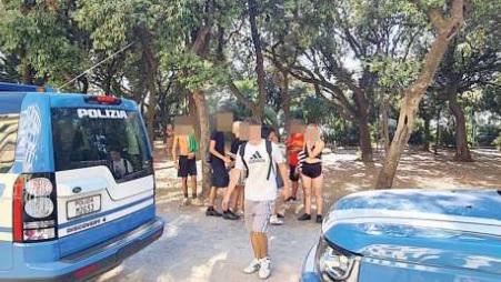 Litigio fra ragazzi allo Scoglio della Regina: arriva la polizia e ne porta via tre
