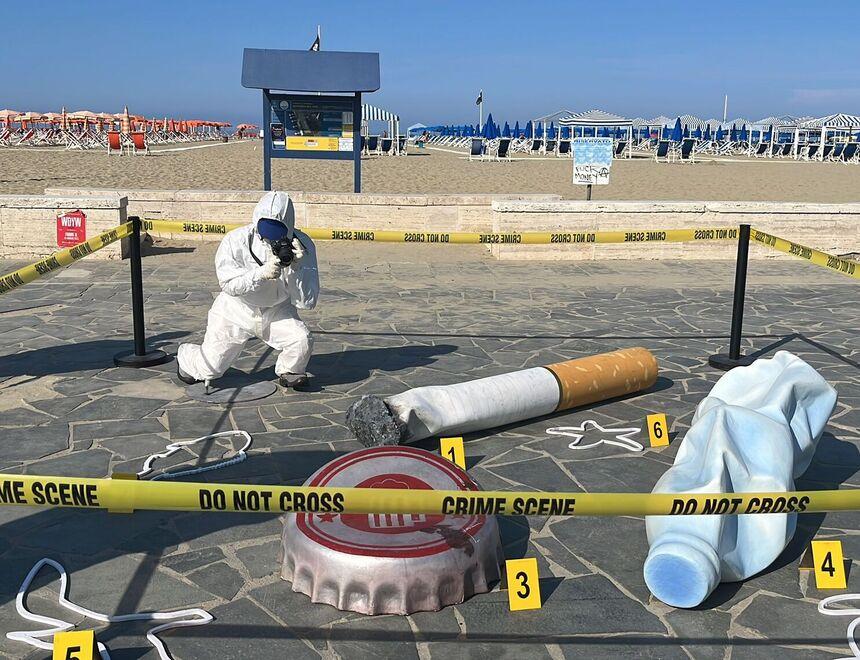 Viareggio, stop ai mozziconi abbandonati: opera choc in piazza Mazzini 