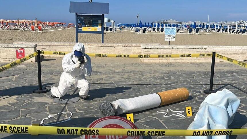 Viareggio, stop ai mozziconi abbandonati: opera choc in piazza Mazzini