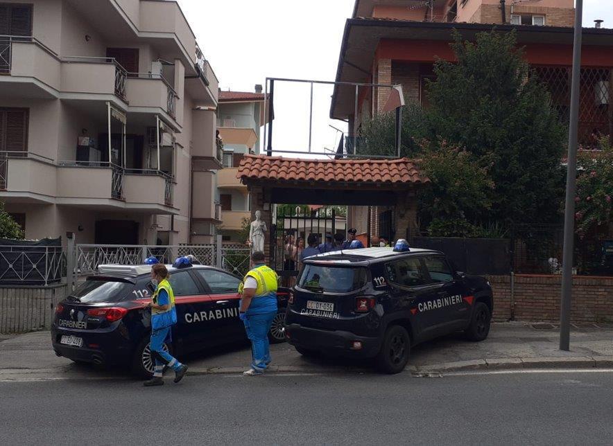 Paura in un condominio a Montecatini, mobili lanciati e vetri spaccati 