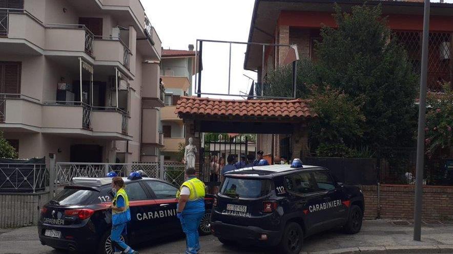 Paura in un condominio a Montecatini, mobili lanciati e vetri spaccati