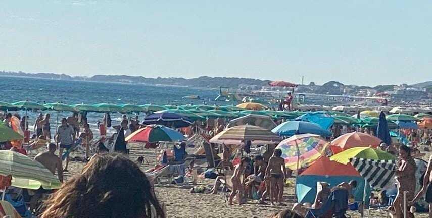 Madama Beach, dopo il chiosco a rischio anche gli ombrelloni 