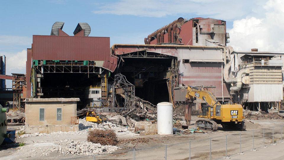 Piombino, giù un altro pezzo di fabbrica: residenti divisi