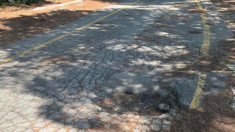 Si fa lo slalom in via Solferino tra buche, dossi ed erba alta