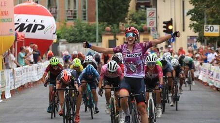 Fidanza vince la seconda tappa e guida il Giro della Toscana