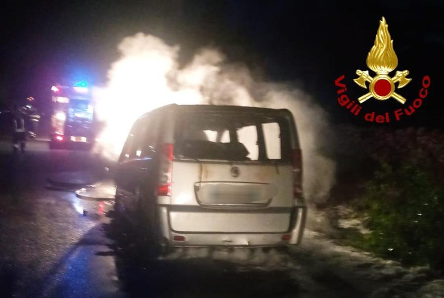 Autovan a fuoco sulla provinciale 13 durante la marcia, intervengono i vigili del fuoco