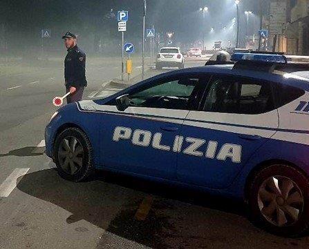 Pietrasanta, prendono a calci biciclette e auto perché cacciati da una discoteca 