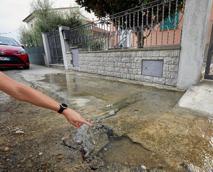 Tubo rotto e l’acqua esce da giorni: «Una perdita di 40 litri al minuto» 