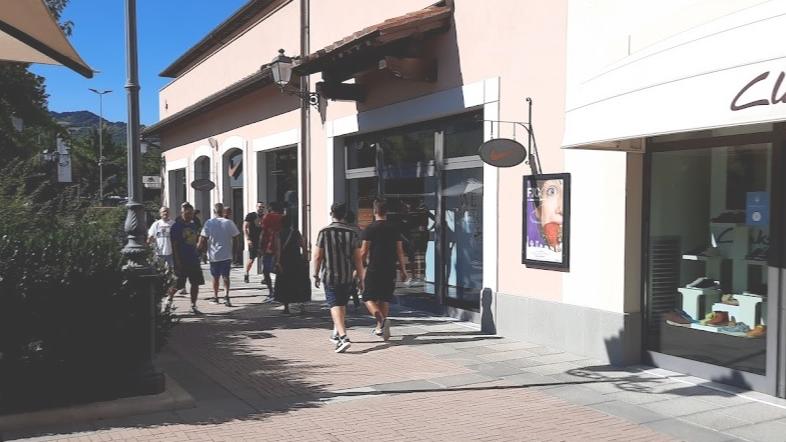 Rubano borse all’outlet di Barberino: due donne fermate dai carabinieri