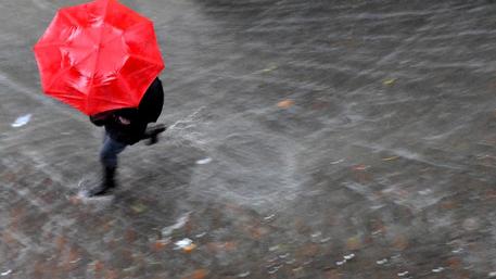 Maltempo, Toscana divisa a metà tra sole e temporali: è allerta - Il video della bufera a Siena
