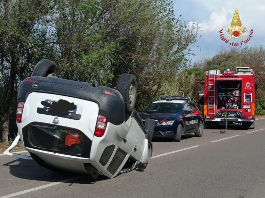 Auto si ribalta sulla litoranea tra Porto Torres e Platamona