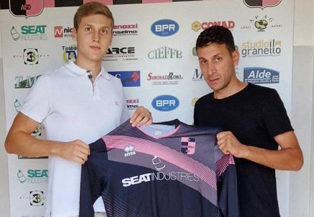 
	Il nuovo difensore Lorenzo Nuredini e il ds Giuseppe Dardano

