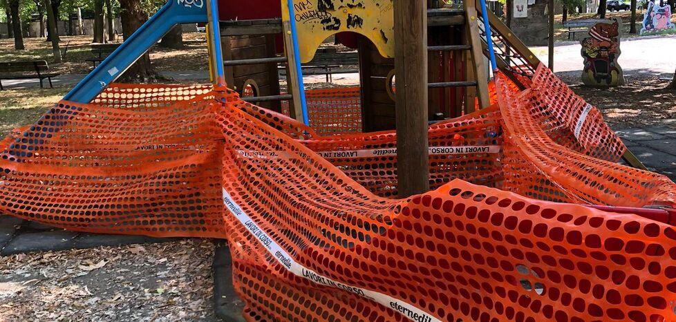 Modena Giochi per bimbi vietati Il mistero dei due parchetti 