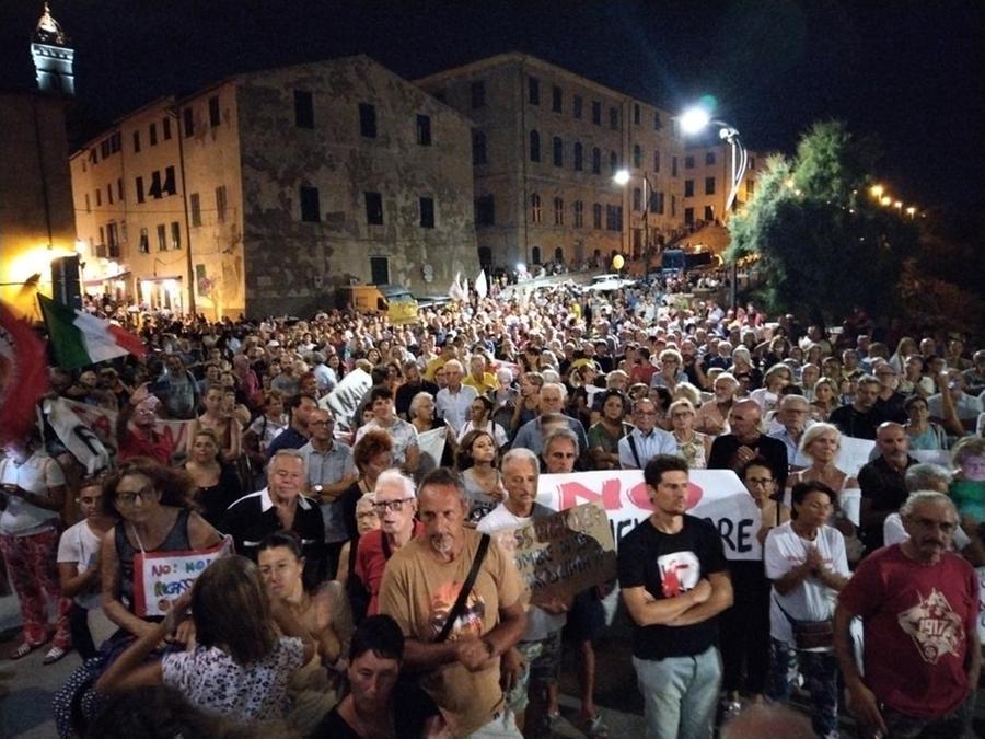 
	La manifestazione in piazza Bovio, a Piombino (Foto Paolo Barlettani)

