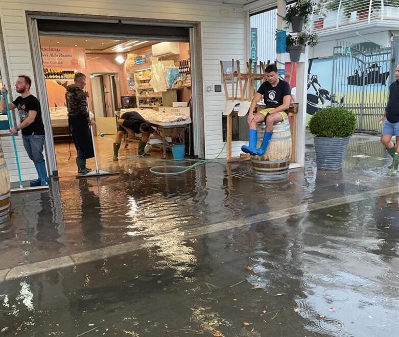 Fra alberi a terra e Bagni devastati. Paura per le barche sorprese al largo 