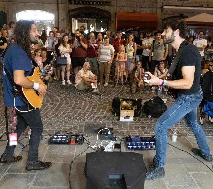 Quanta voglia di musica in strada: «Bene i Buskers nel loro habitat». Oggi gran finale con Omar Pedrini