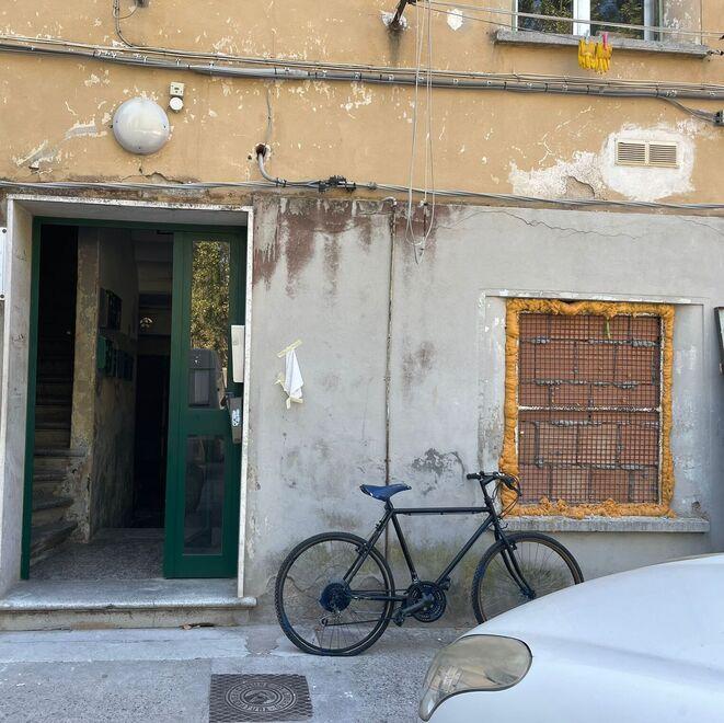 Cantine murate e case setacciate: scatta il primo blitz in via Bruno 