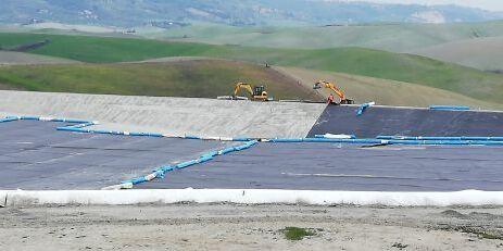 Riapre la discarica Grillaia: in arrivo in camion con l'amianto