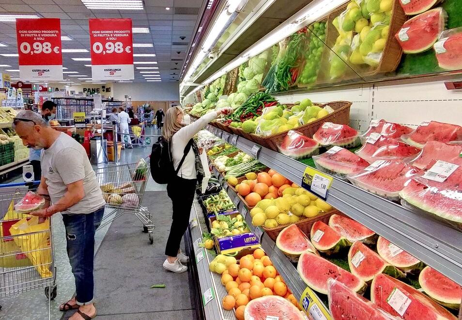Carne e frutta, un salasso: «Fresca non la mangio più, prendo quella in scatola» 