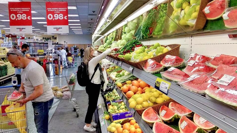 Carne e frutta, un salasso: «Fresca non la mangio più, prendo quella in scatola»