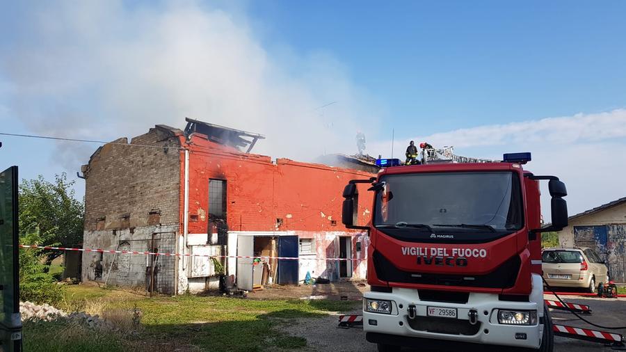 Modena, incendio in casa colonica. Residenti messi in salvo