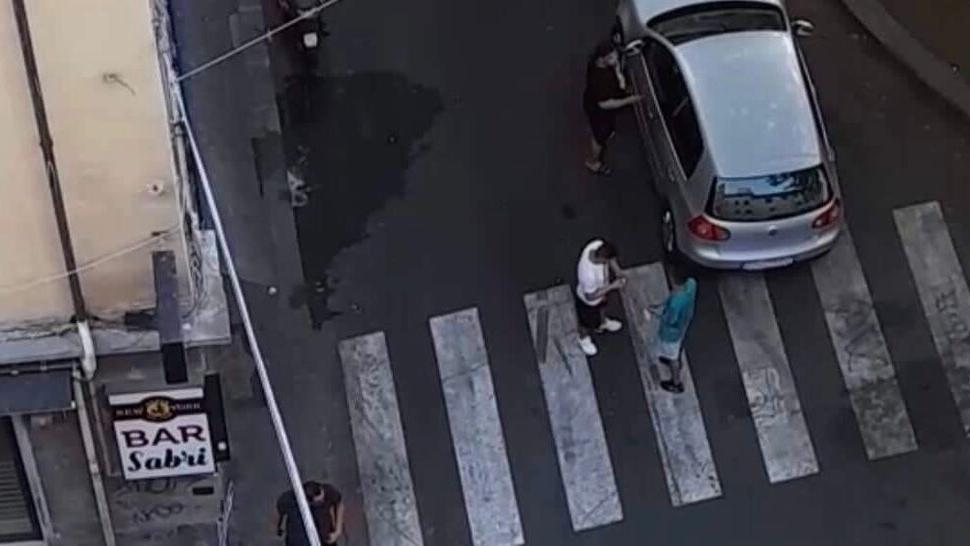 «Non siamo liberi di uscire di casa»: la paura dopo le bottigliate in piazza XX