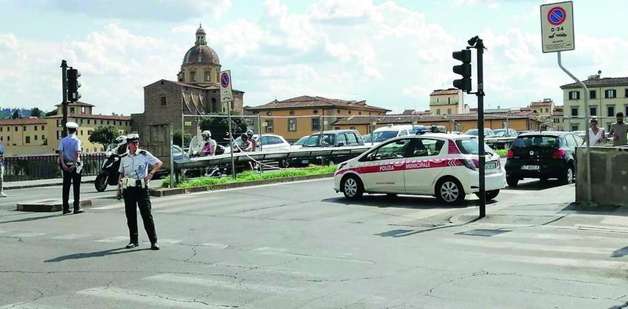 Ponte Vespucci, aggiudicati i lavori. Tir sversa olio, traffico in tilt 