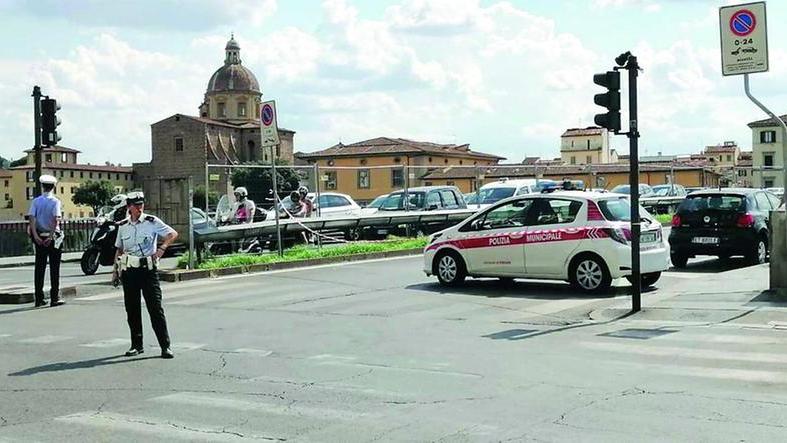 Ponte Vespucci, aggiudicati i lavori. Tir sversa olio, traffico in tilt