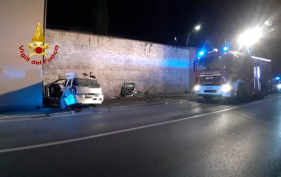 Firenze, muore a 33 anni nello schianto in auto. Gravemente ferito il passeggero