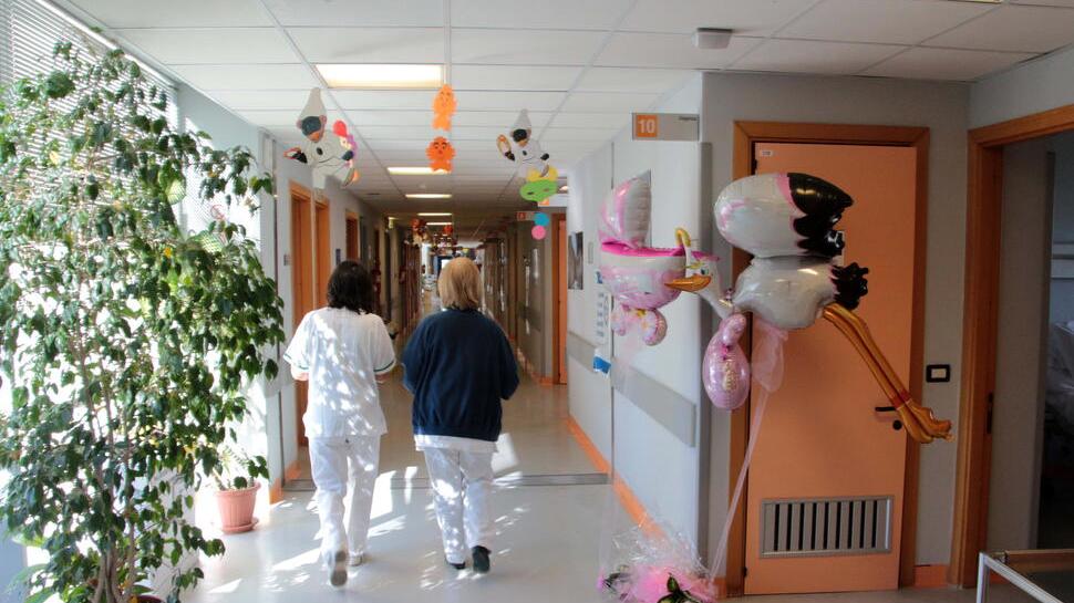 Nascono più bambini al Versilia ma mancano medici e ostetriche