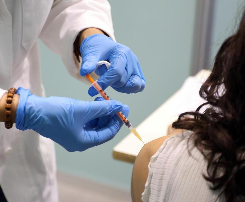Medico no-vax condannato, in 14 con green pass illegali. I pm: «Prove schiaccianti» 