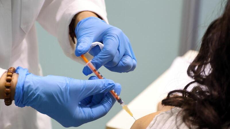 Medico no-vax condannato, in 14 con green pass illegali. I pm: «Prove schiaccianti»