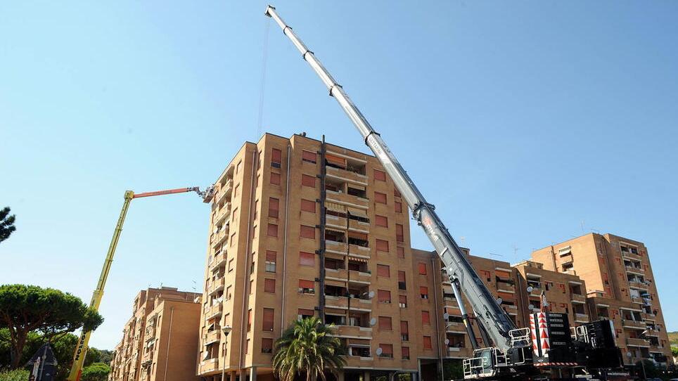 La facciata strappata dal maltempo, così Casalp finalmente interviene