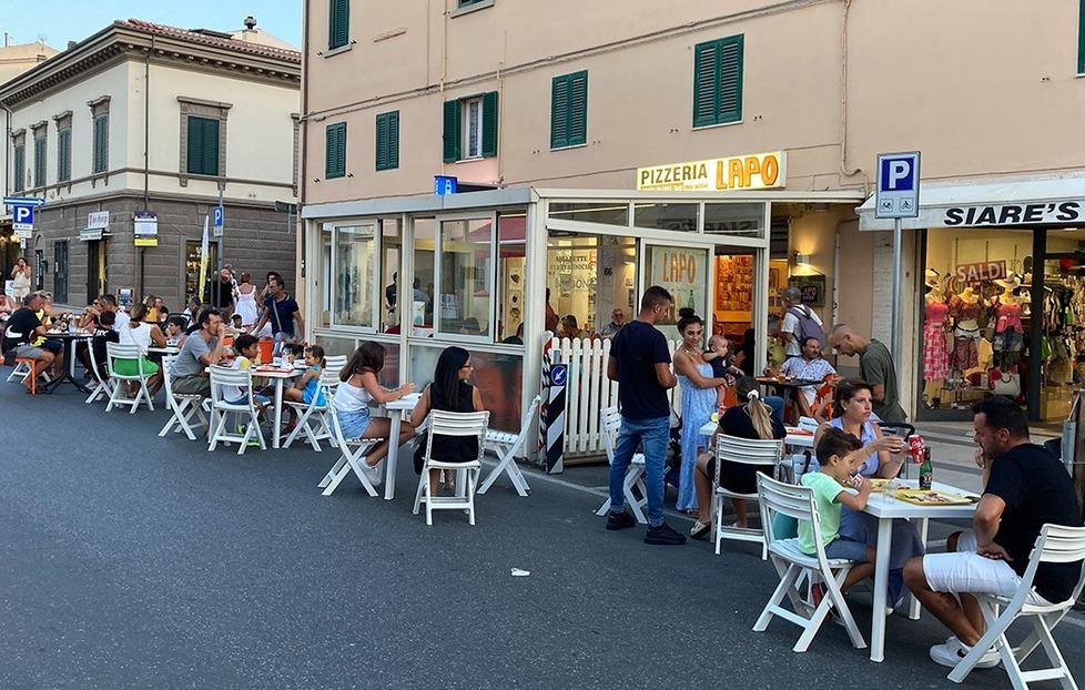 Cecina, bolletta da urlo alla pizzeria Lapo: a luglio 7.201 euro per l’elettricità 
