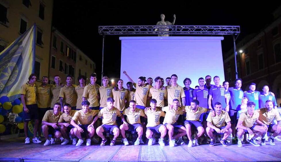 La maglia della Carrarese ’82-’83 per celebrare i 40 anni di un mito