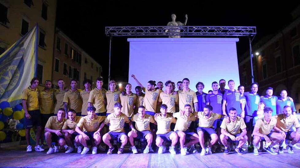 La maglia della Carrarese ’82-’83 per celebrare i 40 anni di un mito