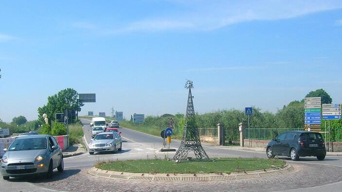 Cascina, si rifà la rotatoria della Torre Eiffe: lavori di notte per ridurre i disagi