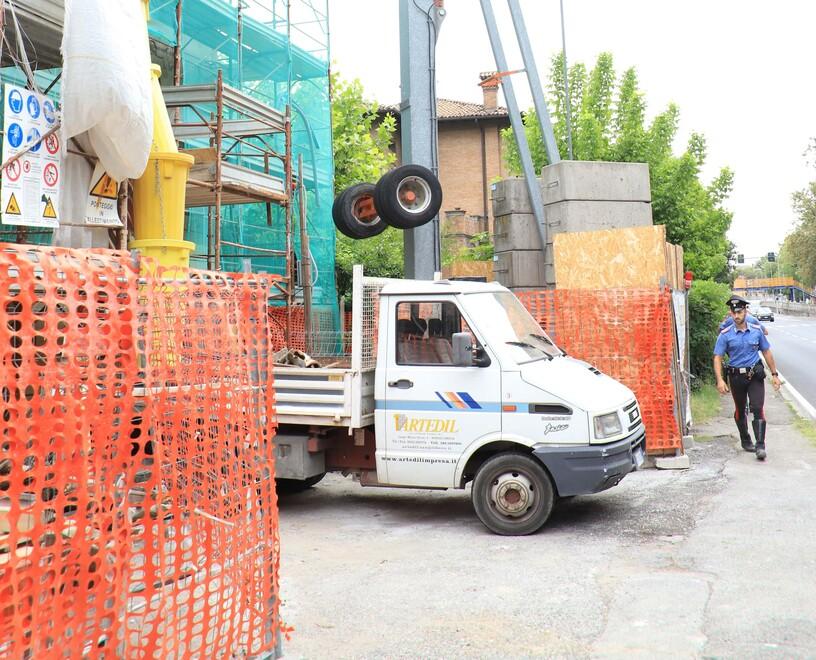 Operaio 59enne precipita da un ponteggio