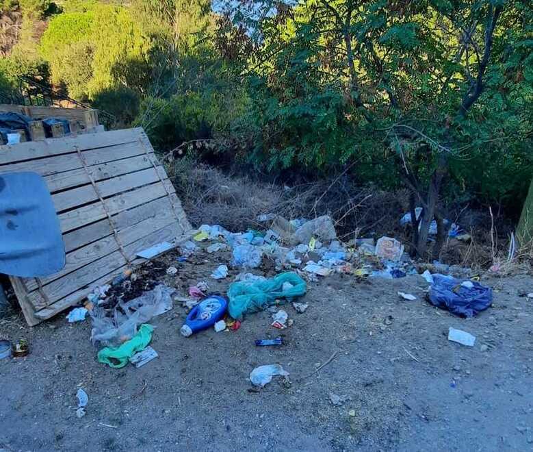 Rifiuti in strada in località Mortaio. Sacchetti alla mercé di cinghiali e mufloni 