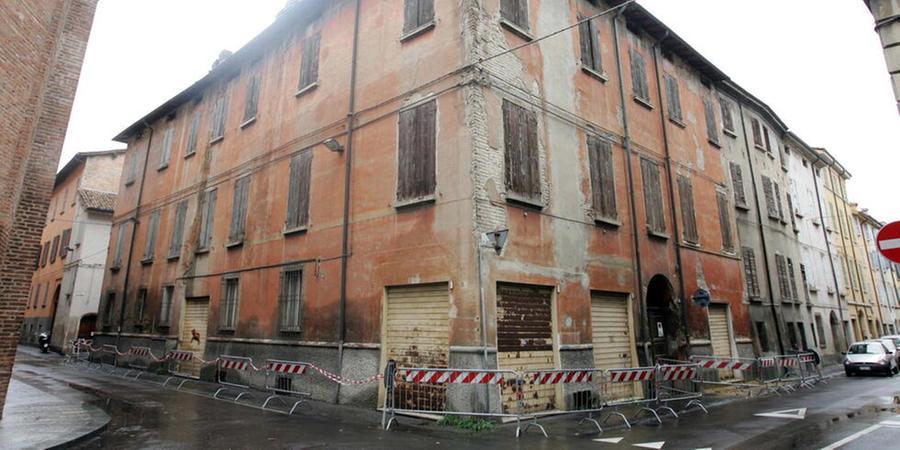 
	Il palazzo in via Antignoli transennato gi&agrave; nel 2009&nbsp;

