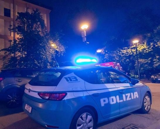 Davanti al locale con la pistola, prendono a morsi un addetto