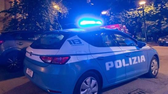 Davanti al locale con la pistola, prendono a morsi un addetto