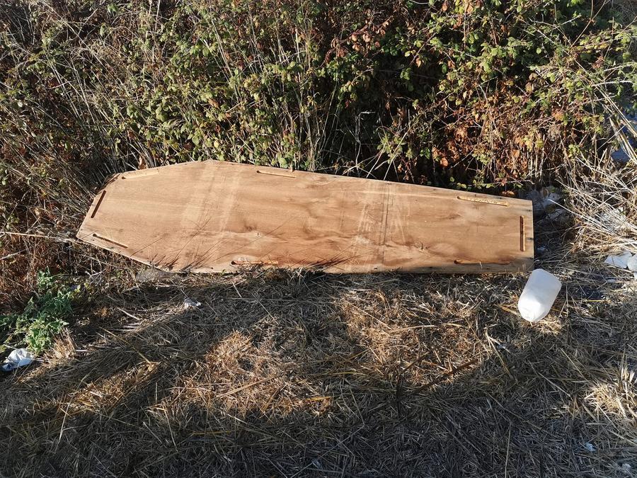 Sassari, tra i rifiuti lanciati in cunetta sulla Camionale anche i resti di una bara