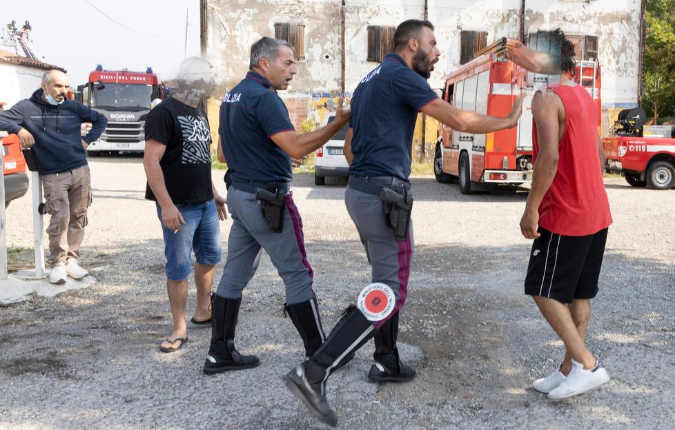 Modena Rogo doloso in casa, due persone salvate Crolla il tetto del magazzino occupato