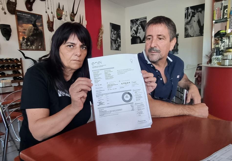 Il Bar da Stella a Nuoro: «Frigoriferi staccati a turno per non aumentare i prezzi» 