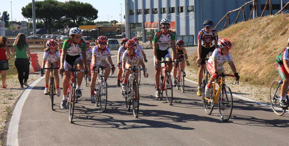 Piccoli ciclisti sull’anello della pista di Stagno in una foto di alcuni anni fa