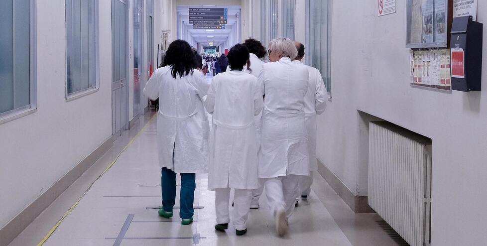 L’Asl a caccia di camici bianchi: anche pensionati o specializzandi 